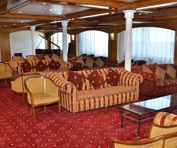 Sara disfrutando de un crucero escénico por el río Nilo.