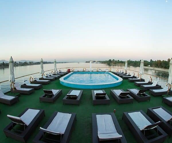 Sara disfrutando de un crucero por el Nilo con paisajes vibrantes de fondo.