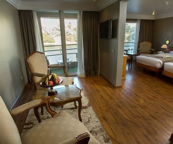 Sara disfrutando de un crucero por el Nilo con vistas impresionantes.