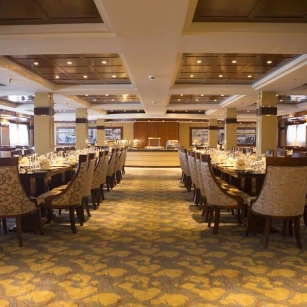 Sombra azul sobre el Nilo durante un crucero.