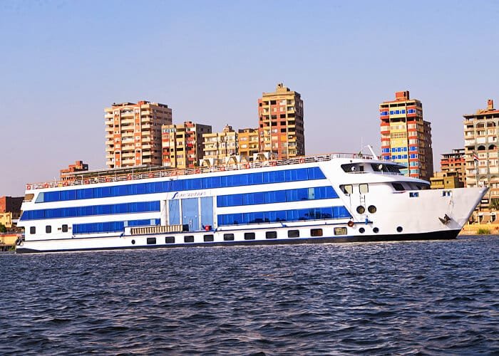 Sombra azul sobre el Nilo durante un crucero, con paisajes serenos.