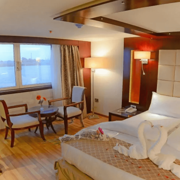 Diseño en azul que muestra un crucero por el río Nilo.