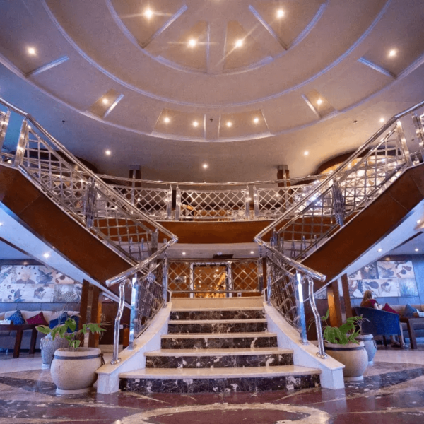 Gráfico azul que representa un crucero por el río Nilo.