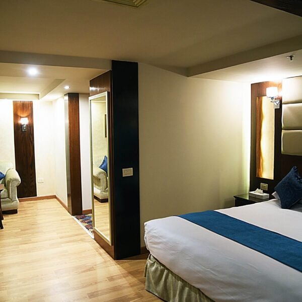 Escena en sombra azul de un crucero por el Nilo con aguas tranquilas.