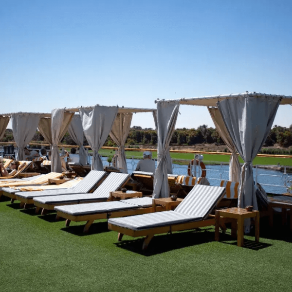 Efecto de sombra azul en un crucero por el Nilo con paisajes serenos.