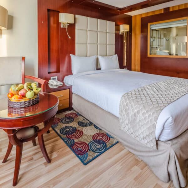 Sombra azul sobre el Nilo durante un crucero, con aguas tranquilas y paisajes pintorescos.