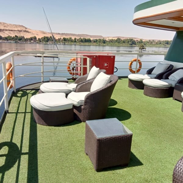 Crucero de lujo por el Nilo con paisajes impresionantes y monumentos antiguos.