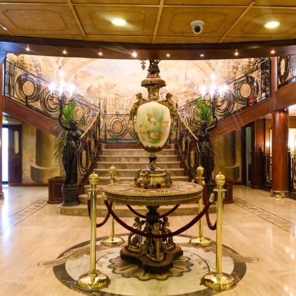 Barco de crucero Commodore navegando por el río Nilo con paisajes escénicos.