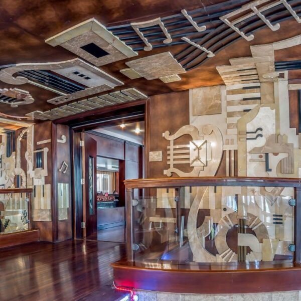 Atardecer sobre el Nilo durante un concierto en crucero, colores vibrantes y aguas serenas.