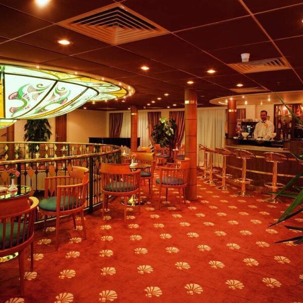 Crucero Grand Princess navegando por el Nilo con paisajes antiguos.