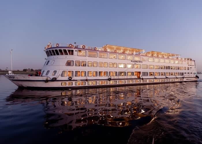 Estatua de Tutankamón en un crucero por el Nilo, reflejando el patrimonio egipcio antiguo.