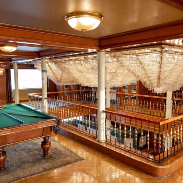 Tesoro de Tutankamón en un crucero por el Nilo, reflejando la historia egipcia.