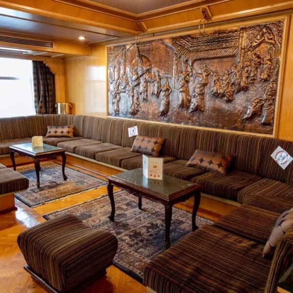 Tumba de Tutankamón con paisaje del Nilo, reflejando la historia antigua de Egipto.