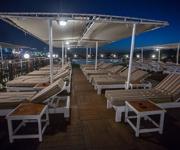 Sara disfrutando de vistas escénicas durante un crucero por el Nilo.