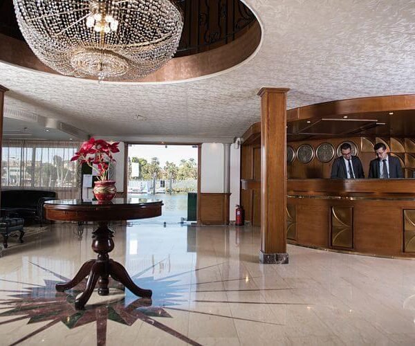 Sara disfrutando de un crucero en el río Nilo con un paisaje impresionante a su alrededor.