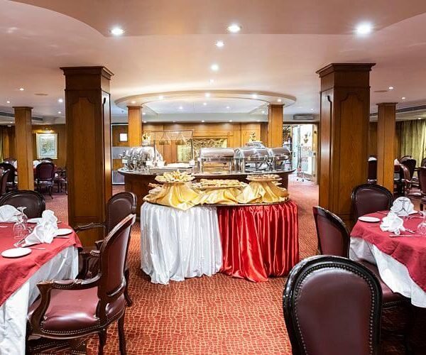 Sara disfrutando de un crucero por el Nilo con vistas panorámicas y monumentos históricos.