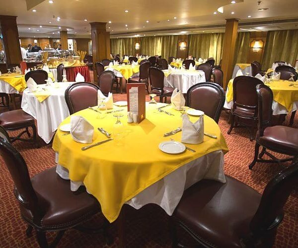 Sara disfrutando de un crucero por el Nilo con vistas espectaculares.