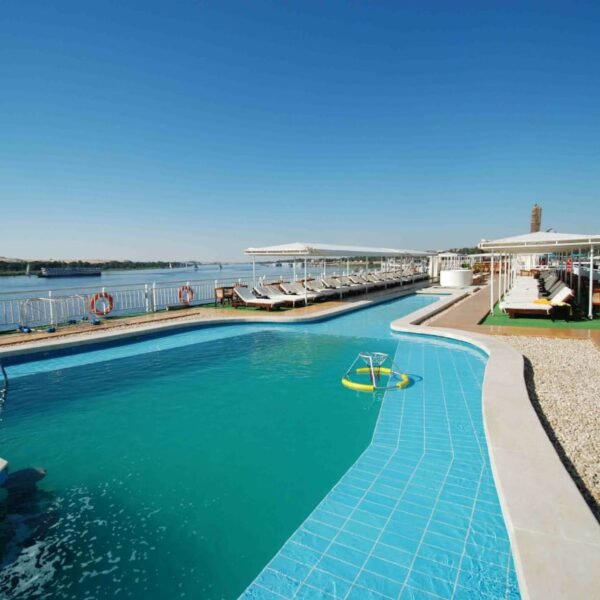 Crucero por el Nilo con vistas a monumentos antiguos y paisajes exuberantes.