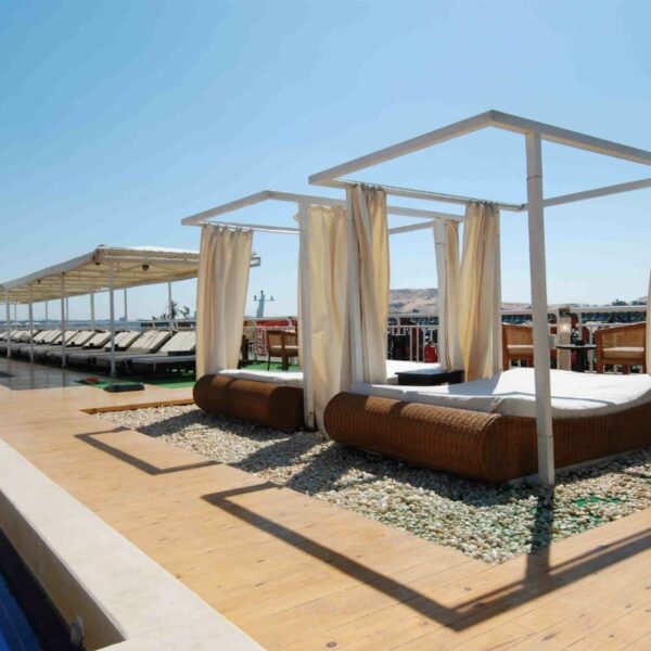 Crucero por el Nilo con vistas panorámicas y monumentos históricos.