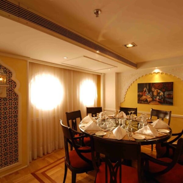 Crucero por el Nilo con paisajes impresionantes y sitios históricos.