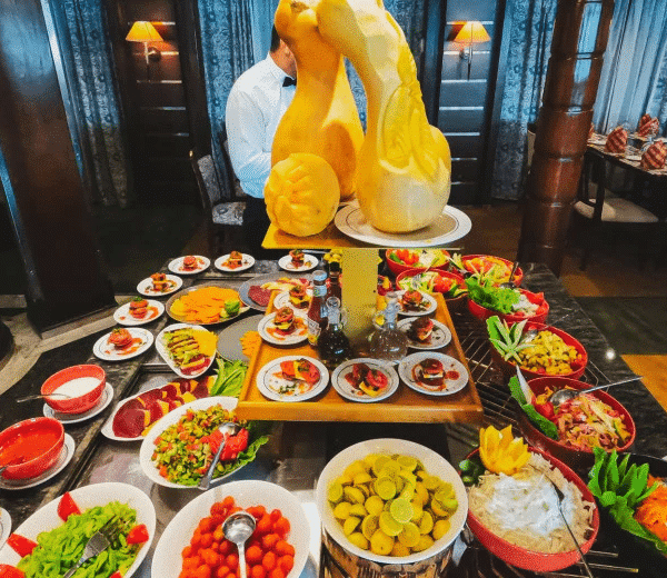 Crucero por el Nilo con paisajes y sitios históricos.