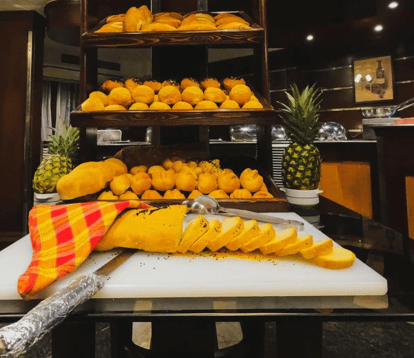 Vista escénica de un crucero por el Nilo con paisajes exuberantes y barcos tradicionales.