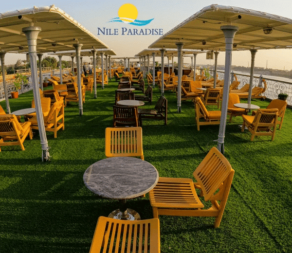 Crucero por el Nilo con vistas impresionantes y monumentos antiguos.