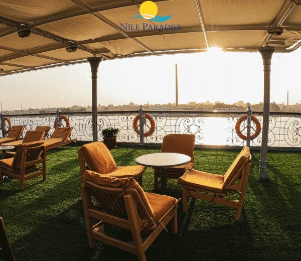 Crucero por el Nilo con vistas impresionantes y barcos tradicionales.