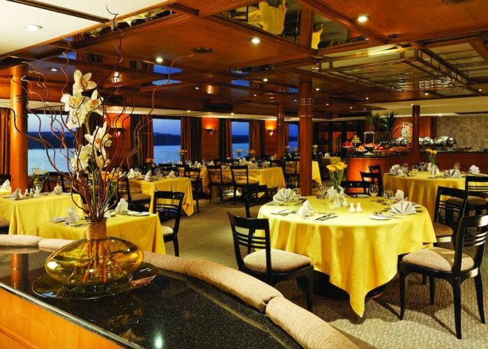 Radamis disfrutando de un crucero por el Nilo con vistas panorámicas del paisaje egipcio.