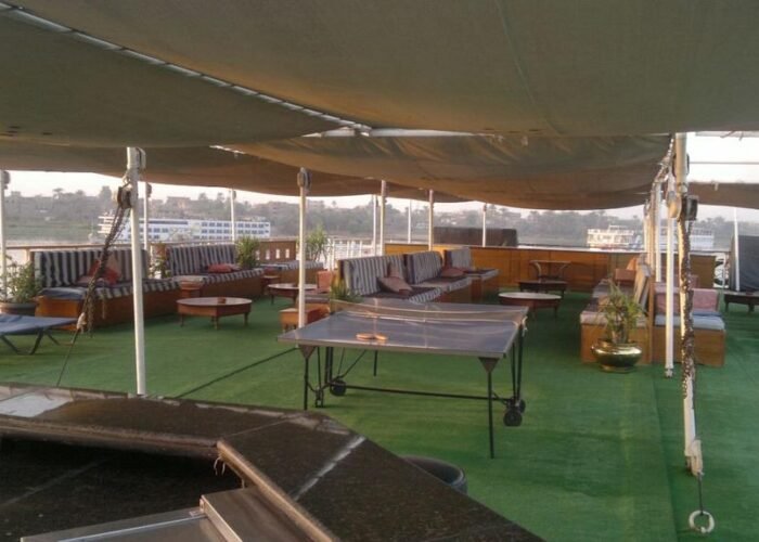 Radamis disfrutando de un crucero por el Nilo con paisajes culturales.