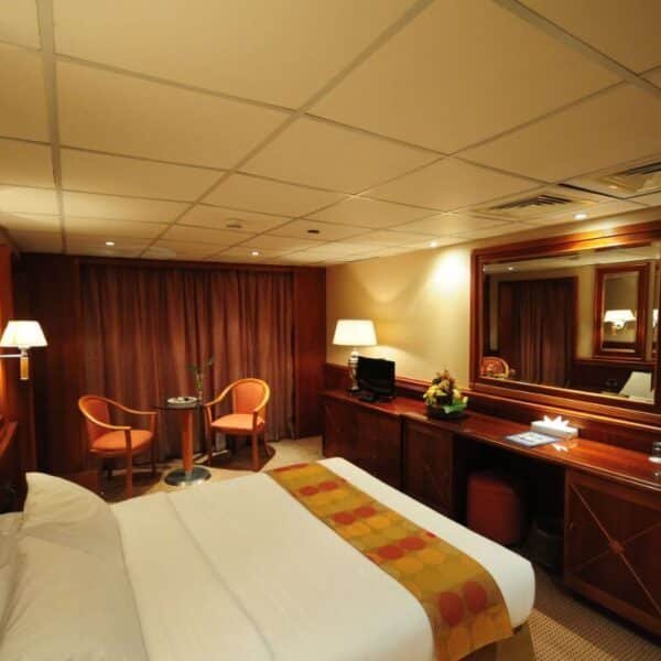 Crucero Royal Ruby por el Nilo, mostrando el lujoso barco y vistas escénicas del río.