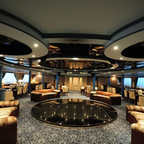 Crucero de lujo por el Nilo con acentos de rubí real y vistas panorámicas.