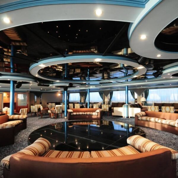 Crucero Royal Ruby por el Nilo con lujosos paisajes y diseño elegante del barco.