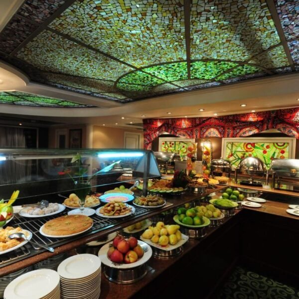 Crucero Royal Ruby por el Nilo con vistas escénicas y lujo.