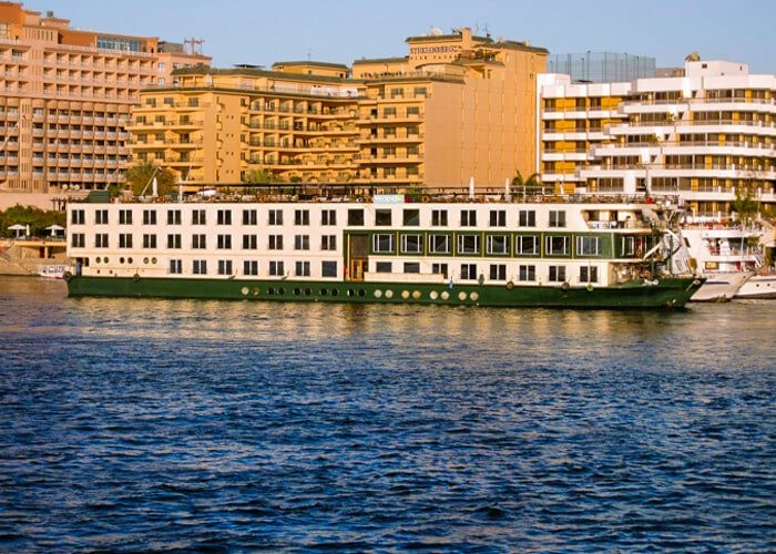 Crucero por el Nilo con vistas escénicas y monumentos culturales.