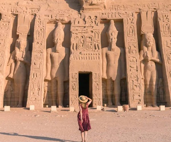 Niña admirando el templo de Abu Simbel en Egipto.