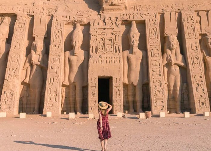 Niña admirando el templo de Abu Simbel en Egipto.