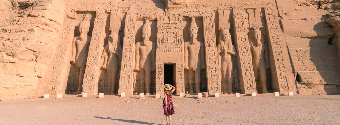 Niña admirando el templo de Abu Simbel en Egipto.