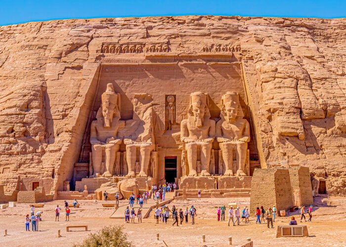 Vista del Gran Templo de Abu Simbel con detalles arquitectónicos impresionantes.