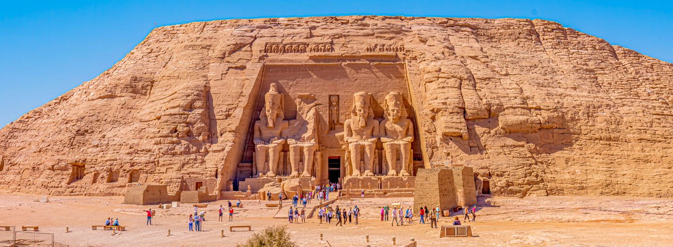 Vista del Gran Templo de Abu Simbel con detalles arquitectónicos impresionantes.