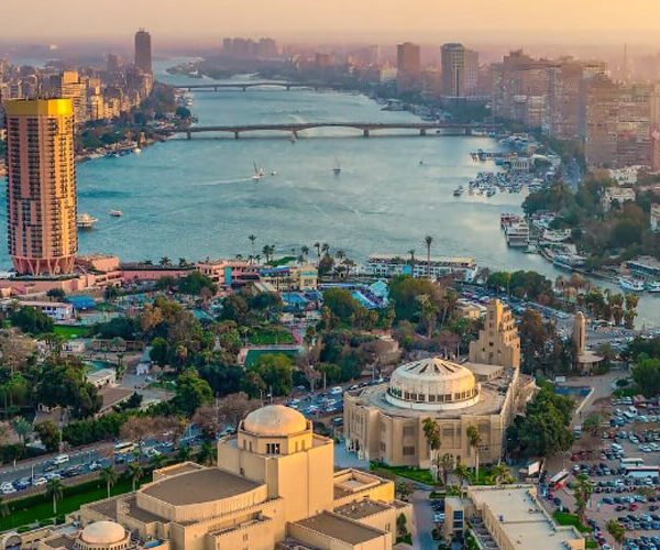 Horizonte de El Cairo con arquitectura histórica y vida urbana vibrante.