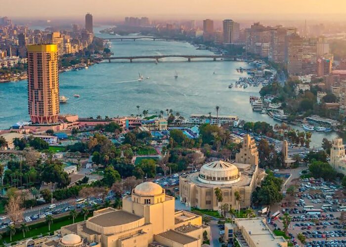 Horizonte de El Cairo con arquitectura histórica y vida urbana vibrante.