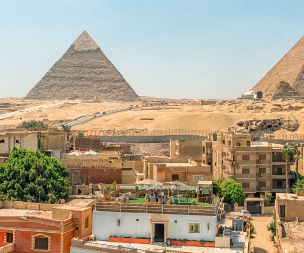 Vista impresionante de las pirámides de Giza bajo un cielo despejado.