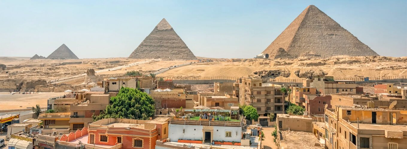 Vista impresionante de las pirámides de Giza bajo un cielo despejado.