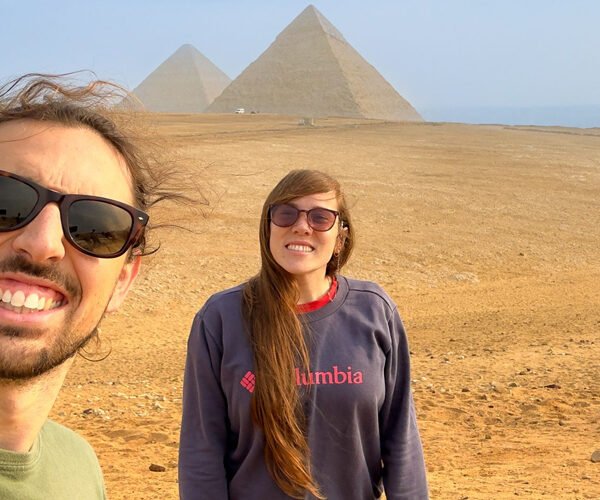 Turista y su esposa toman un selfie frente a las pirámides de Egipto.