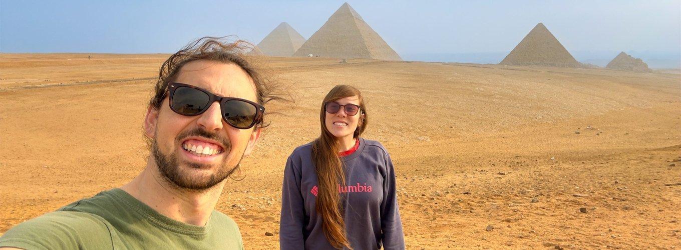 Turista y su esposa toman un selfie frente a las pirámides de Egipto.