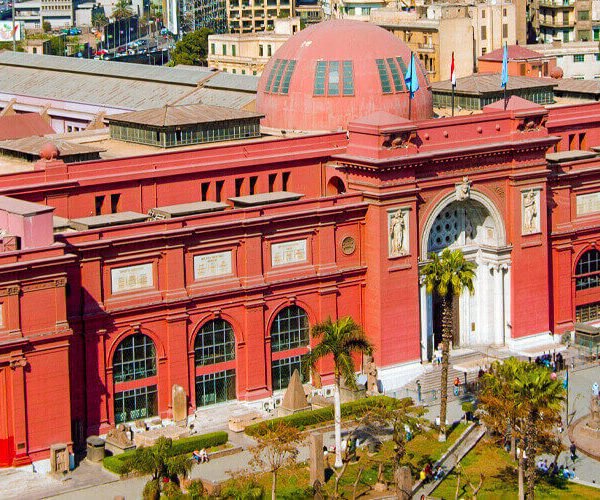 Vista del Museo Egipcio de Tahrir con su arquitectura impresionante.
