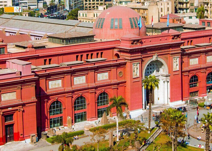 Vista del Museo Egipcio de Tahrir con su arquitectura impresionante.