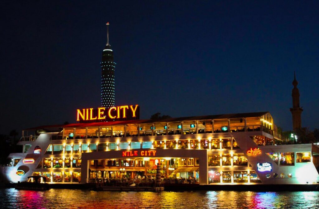 Crucero con cena y espectáculo por el Nilo en El Cairo